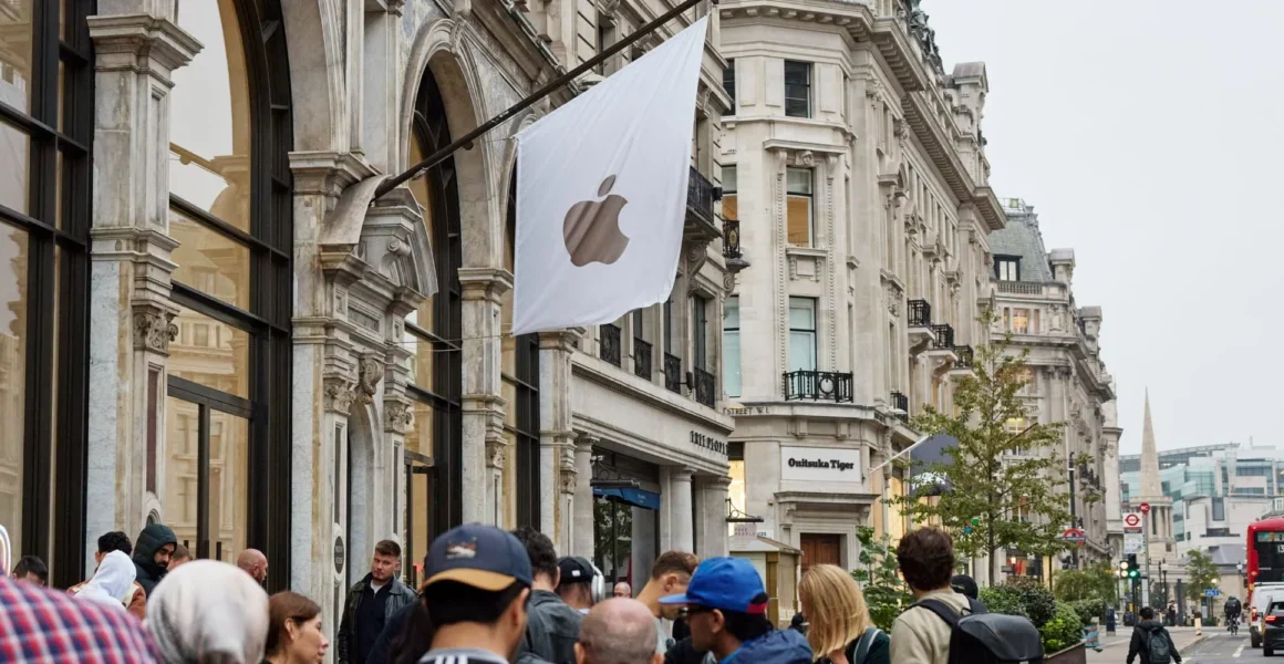 Apple Outlines Launch Day Strategy: What to Expect for iPhone Duo Walk-In Availability