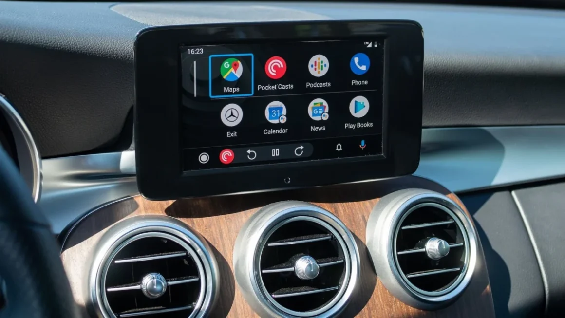 The Foldable Phone Paradox: Why Android Auto and Gemini Are Refusing to Let Closed Flip Phones Make Calls